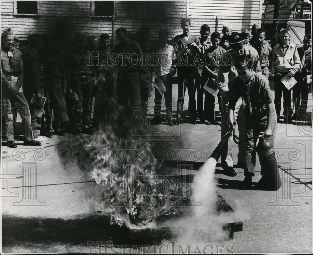 1960 Press Photo Boy Scouts-Milwaukee, earning firemanship merit badge