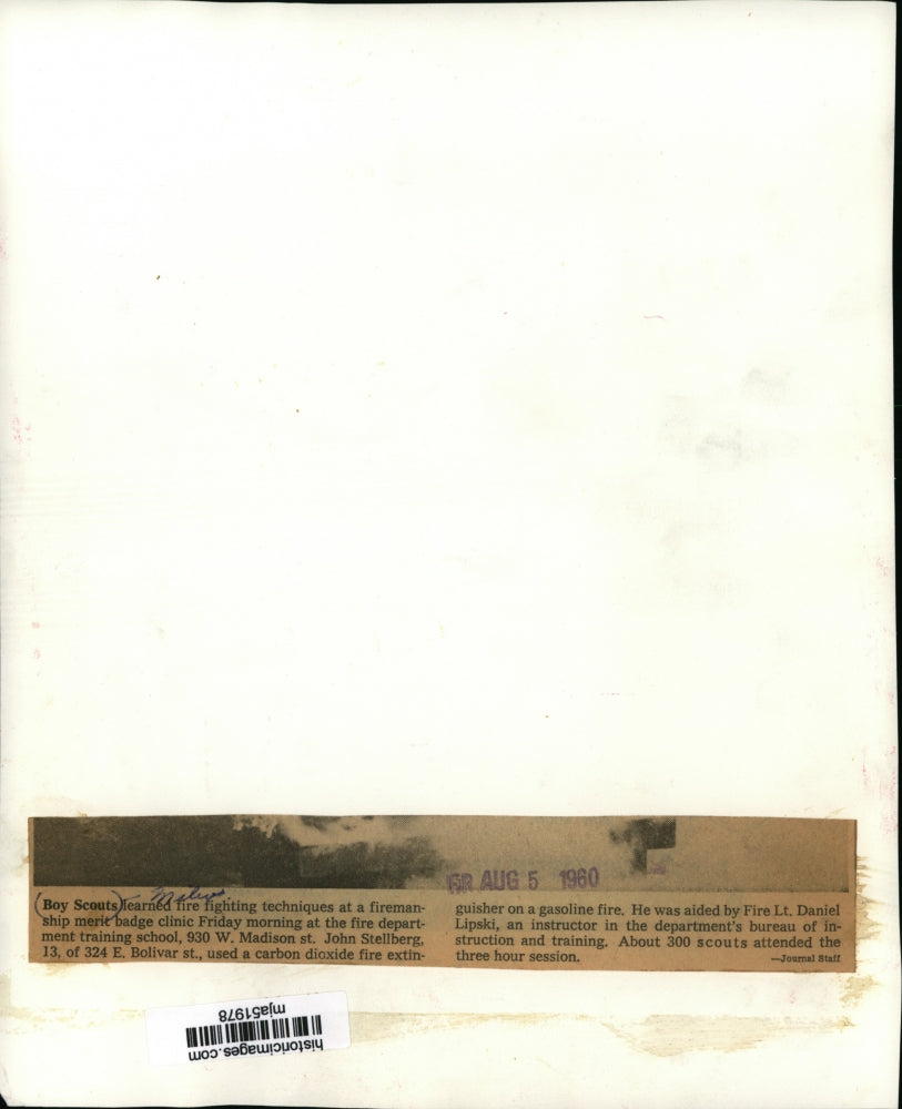 1960 Press Photo Boy Scouts-Milwaukee, earning firemanship merit badge