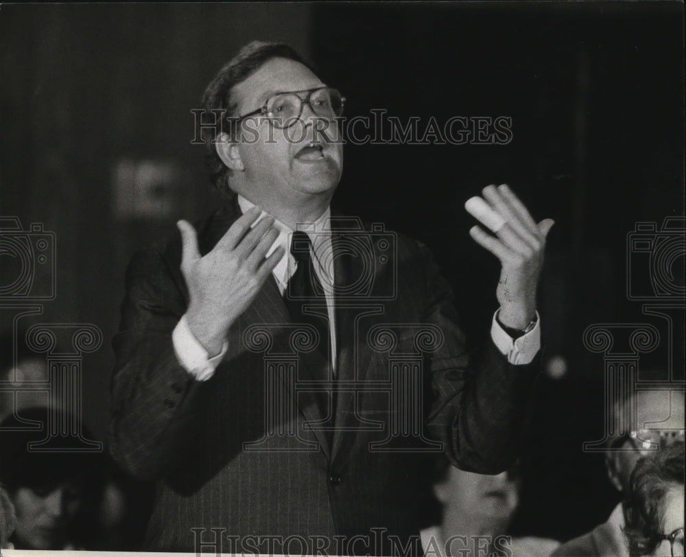 1978 Press Photo David Carley tried to question Gov Schreiber on tax adjustments- Historic Images