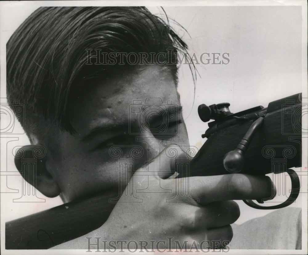 1954 Press Photo Thomas Curley at Camp Villa Jerome, Wisconsin with Rifle- Historic Images