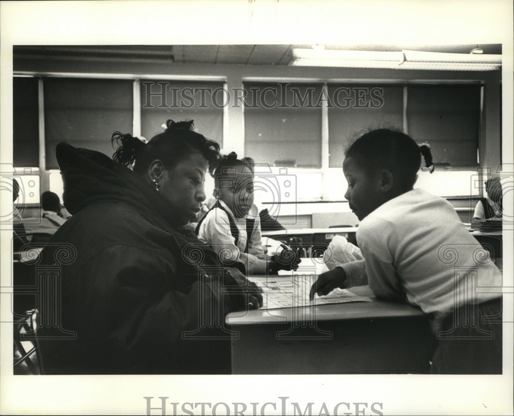 1993 Press Photo Student at Edgewood Elementary School, Baltimore teaches BRAVO- Historic Images