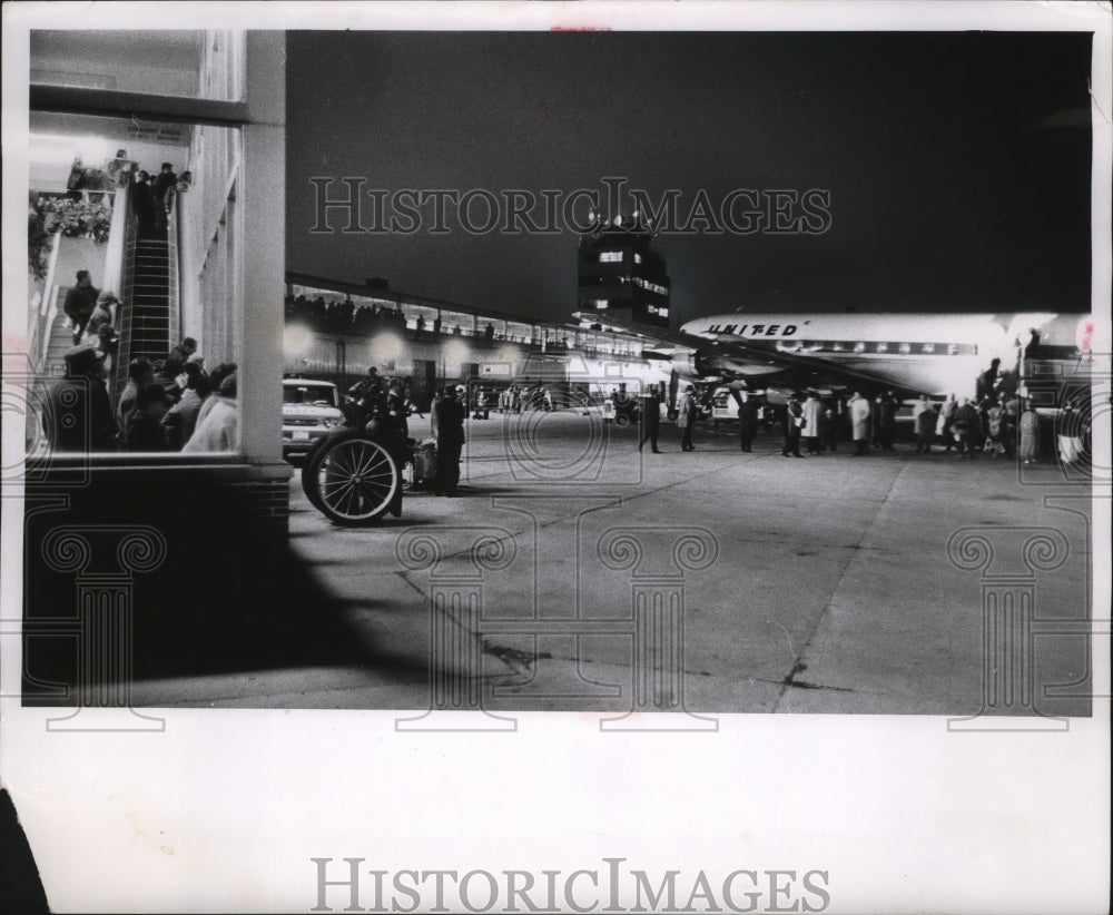 1963 Press Photo Milwaukee Braves Fans Meet the Team at the Airport- Historic Images