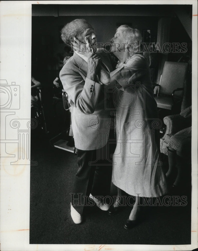 1977 Press Photo Jack Carter with Stella Bloe- Historic Images