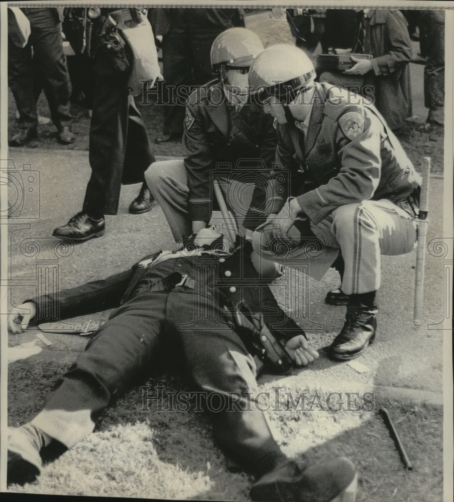 1968 Press Photo Officer Paul Juul injured, 32 demonstrators arrested in Calf.- Historic Images