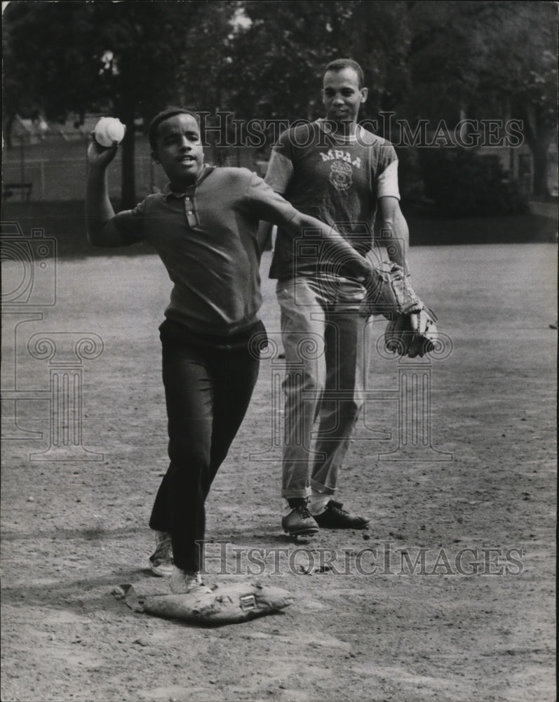 1967 Press Photo Milwaukee Patrolman Eurial Jordan with Lester Hendrix- Historic Images