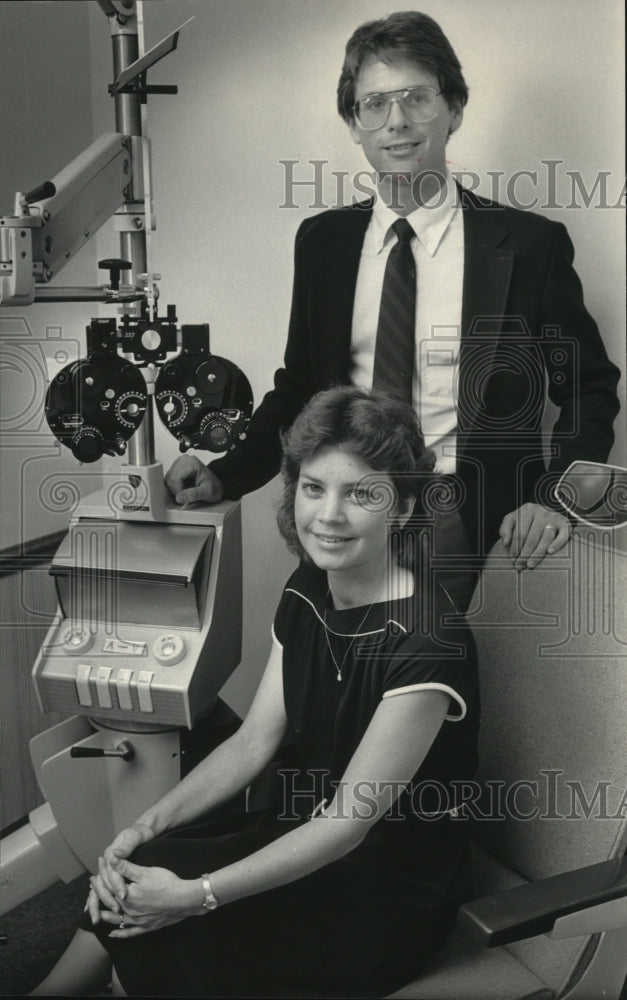 1984 Press Photo Barb &amp; Dave Ziegler fit 720 St. Vincent Islanders with glasses- Historic Images