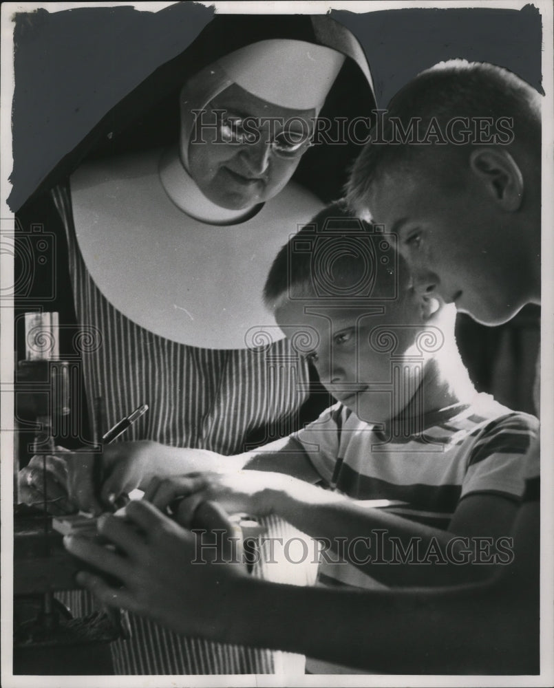 1954 Press Photo Under instruction, souvenirs of wood made at Camp Villa Jerome- Historic Images