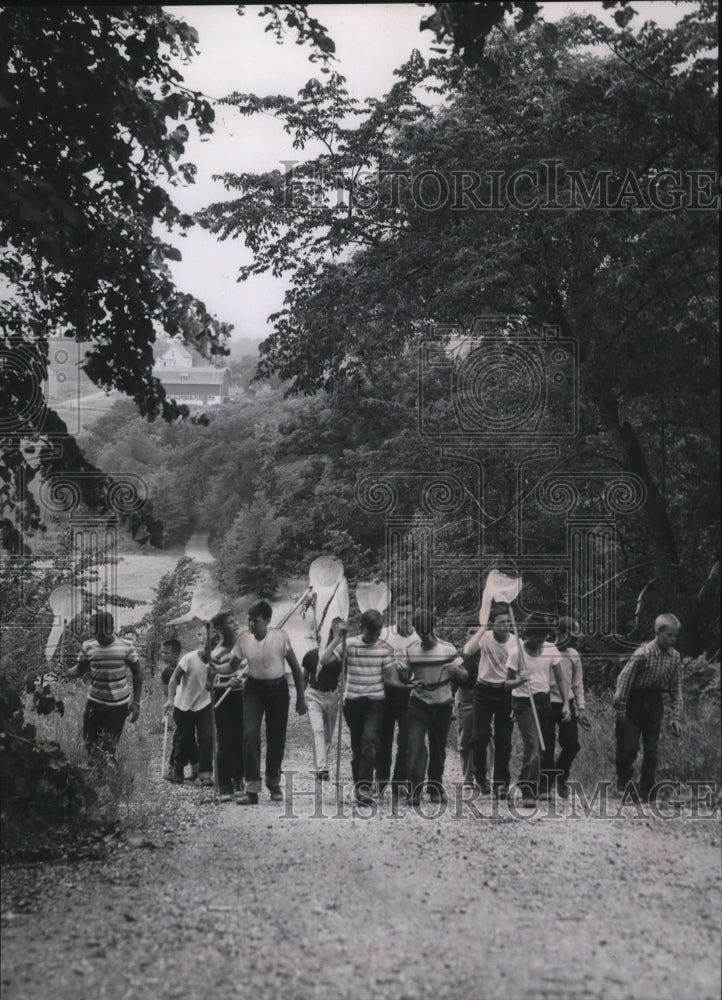 1953 Press Photo At Camp Villa Jerome, boys hike winding trail through camp- Historic Images