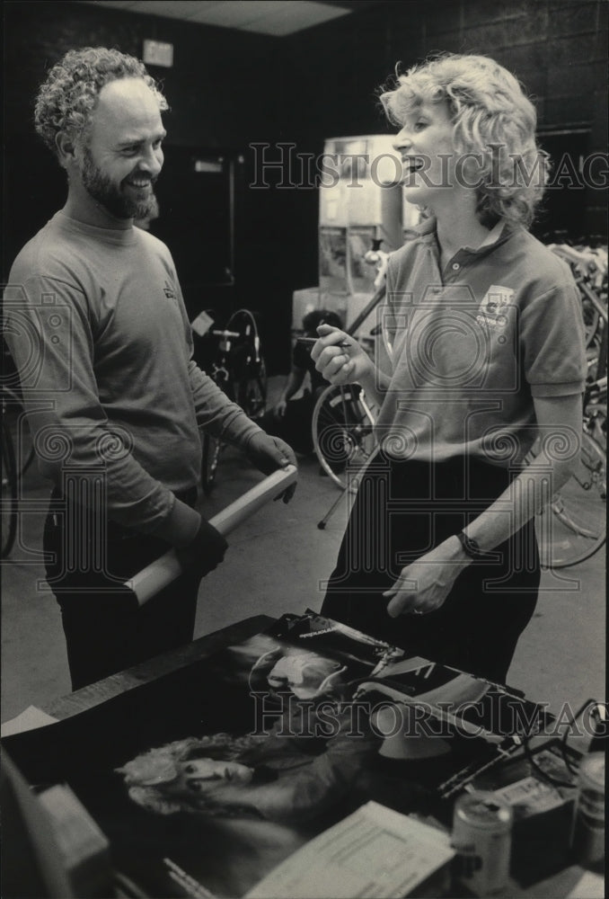 1986 Press Photo Connie Carpenter, cyclist, talks with cycling fans- Historic Images