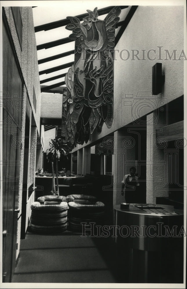 1988 Press Photo Wall Art In a Miami International Airport Terminal - mja52895- Historic Images