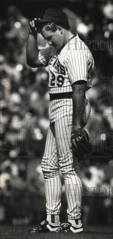 1989 Press Photo Chris Bosio, Brewers Pitcher, after Loss to Cleveland Indians- Historic Images