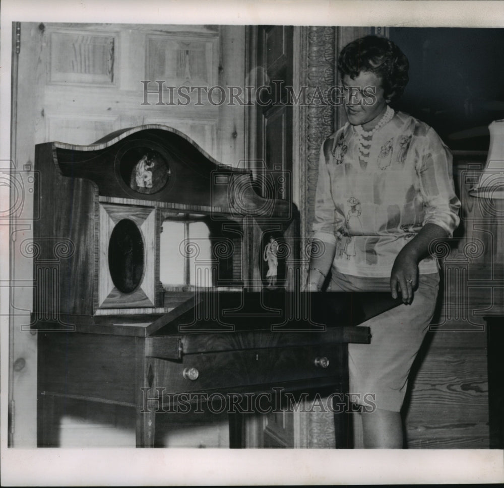 1962 Press Photo Sue Hortensen & antique desk at the White House, Washington DC
