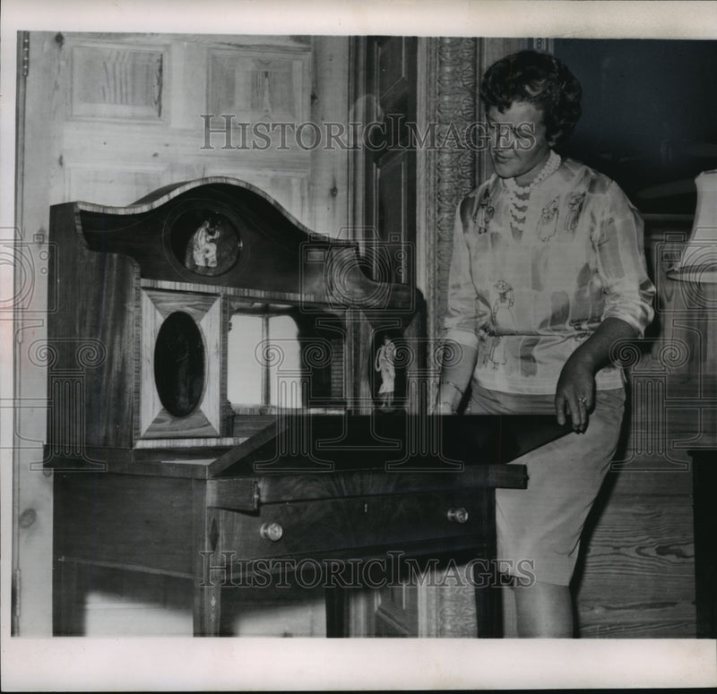 Load image into Gallery viewer, 1962 Press Photo Sue Hortensen &amp; antique desk at the White House, Washington DC
