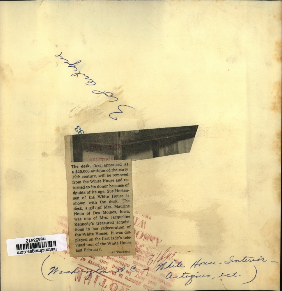 1962 Press Photo Sue Hortensen & antique desk at the White House, Washington DC