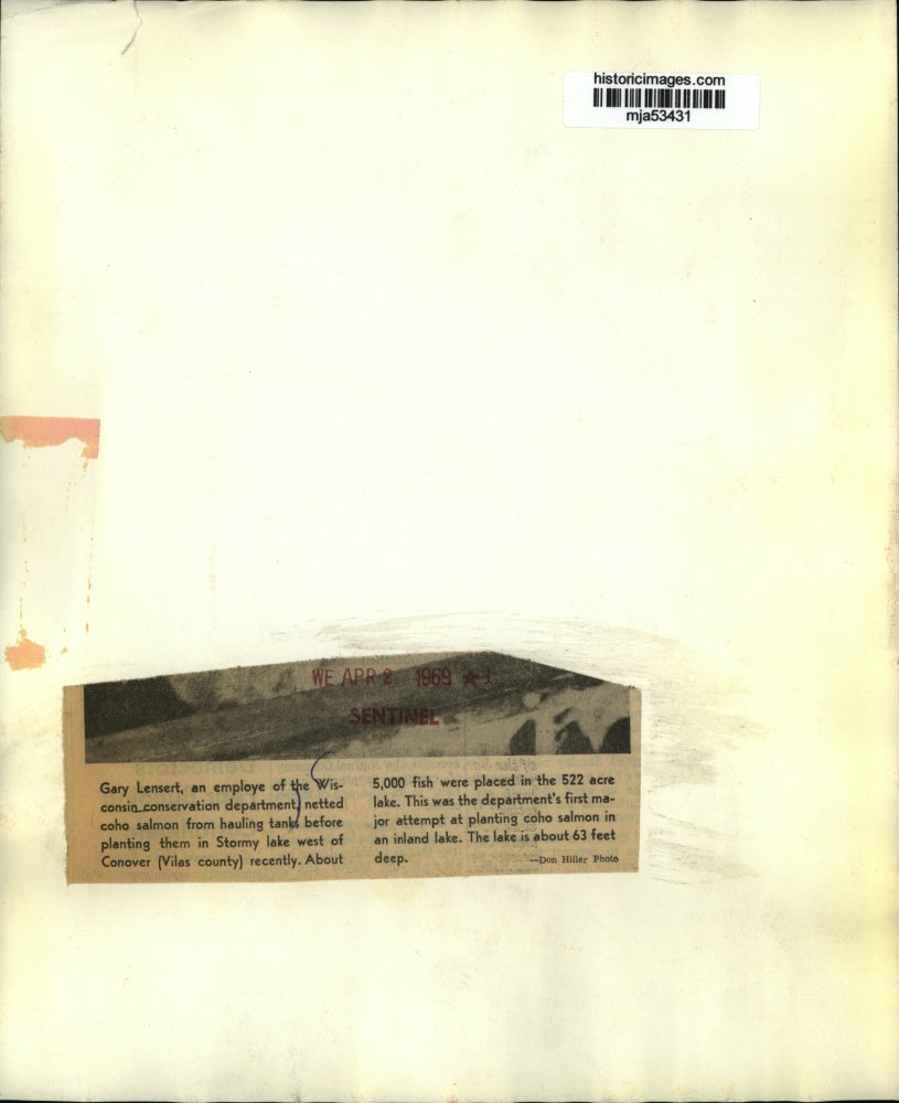 1969 Press Photo Gary Lensert, of the Wis Conservation Dept., nets Coho Salmon