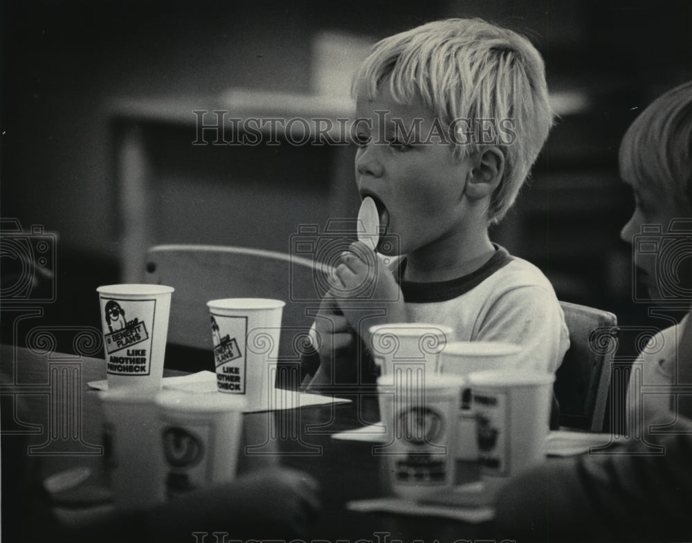 1984 Press Photo Boy at Snack Time at Latchkey in Minnesota - Historic Images