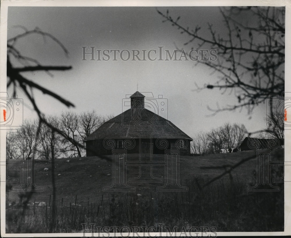 1970 Press Photo A historic round barn in Shawano County in Northern Wisconsin - Historic Images