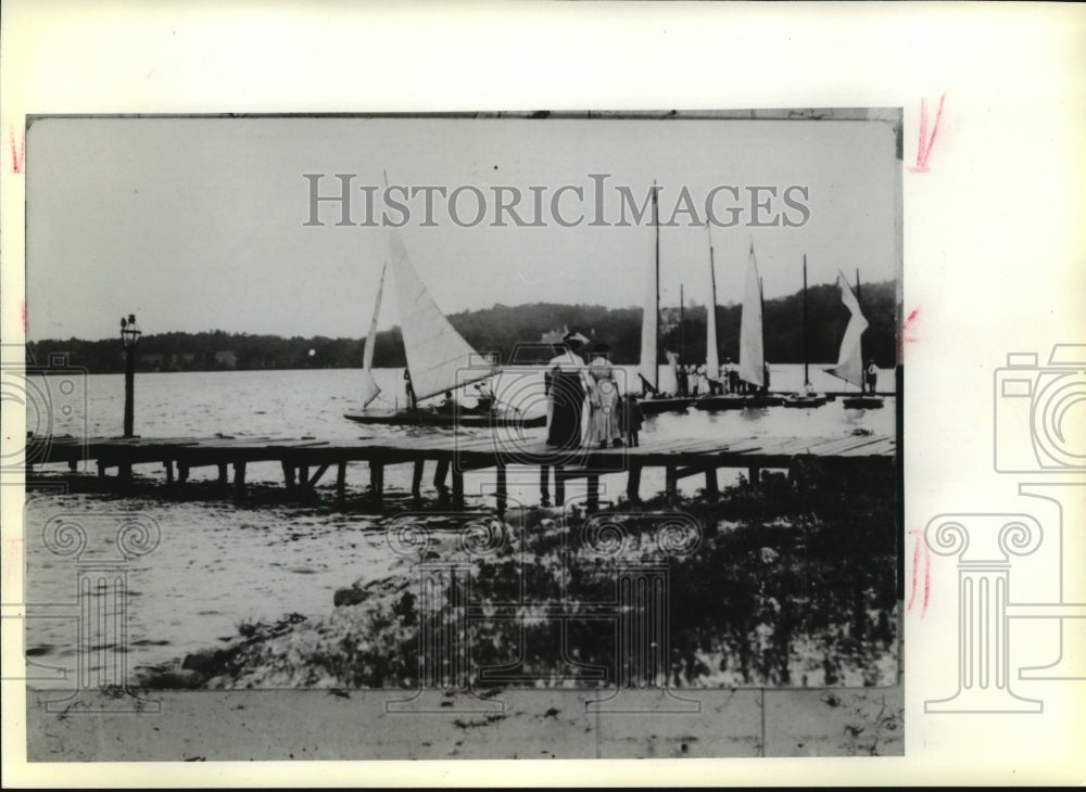 1979 Press Photo Historic Wis.- Women on a pier watching sailors prepare to sail- Historic Images