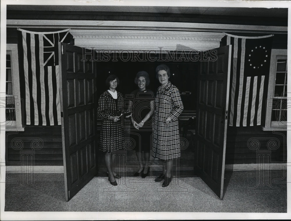 1975 Press Photo Colonial Williamsburg Film at Milwaukee Public Museum