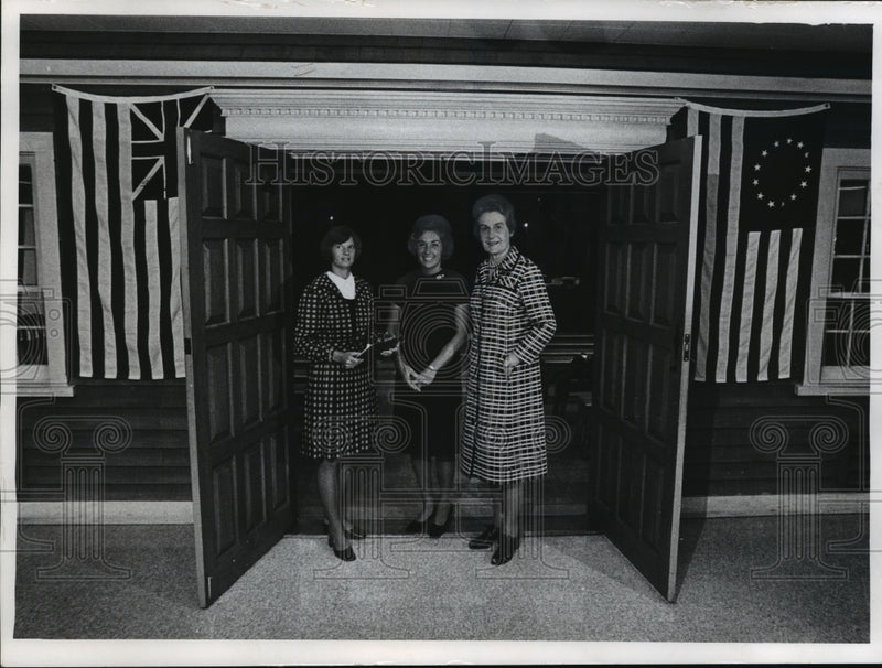 Load image into Gallery viewer, 1975 Press Photo Colonial Williamsburg Film at Milwaukee Public Museum
