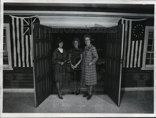 1975 Press Photo Colonial Williamsburg Film at Milwaukee Public Museum
