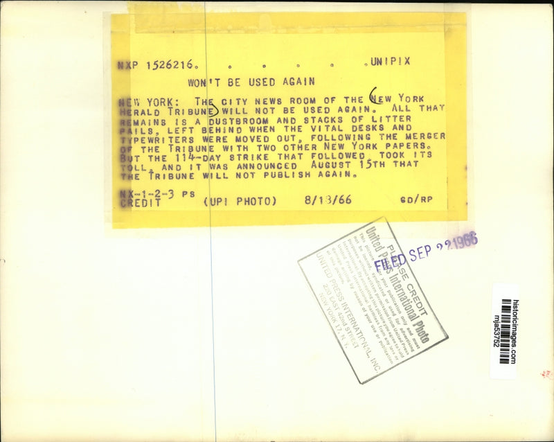 Load image into Gallery viewer, 1966 Press Photo City News Room of the New York Herald Tribune - mja53752
