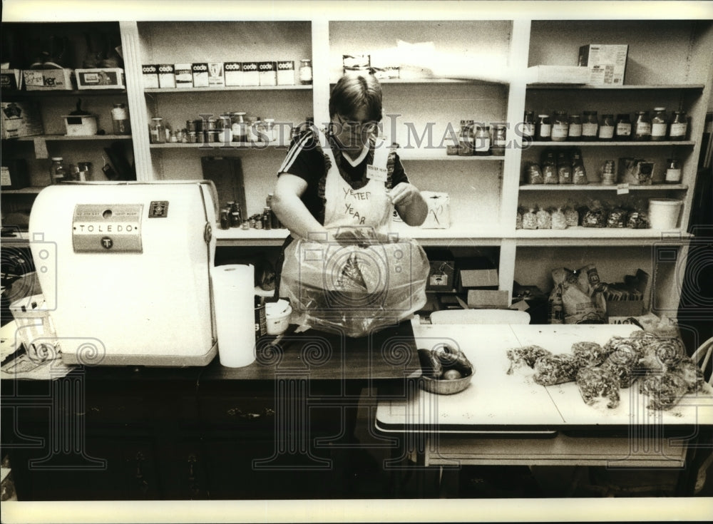 1985 Press Photo Kathy Schreier of Yester-Year Co-Op Market in Attica, New York- Historic Images