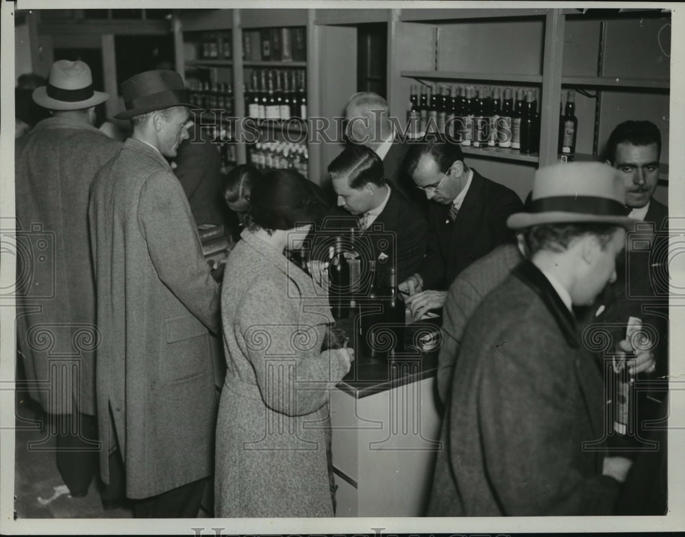 1933 Press Photo Crowds Buying Legal Alcohol, Bloomingdale&#39;s Liquor Store- Historic Images