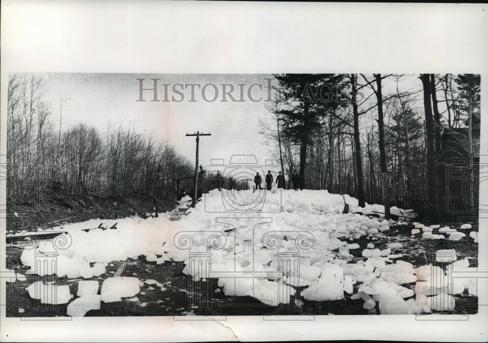 1964 Press Photo Four Men Waiting for Freight Train to Carry Ice to Market- Historic Images