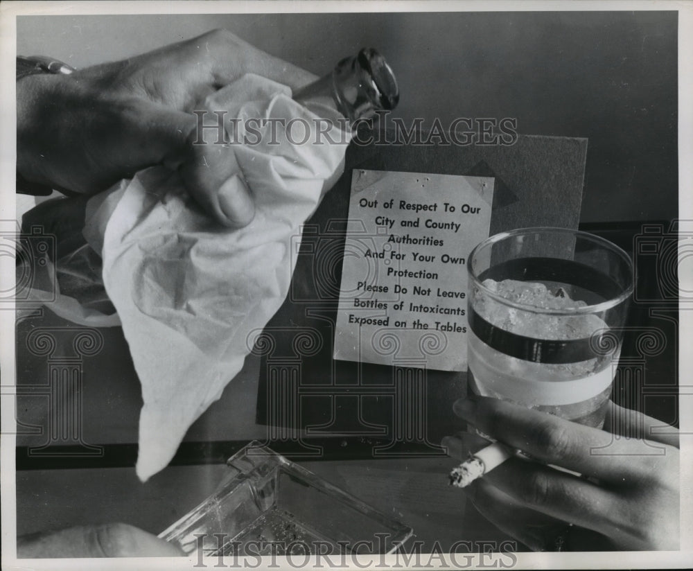 1952 Press Photo Having a Drink in Public Restaurant During the Prohibition- Historic Images