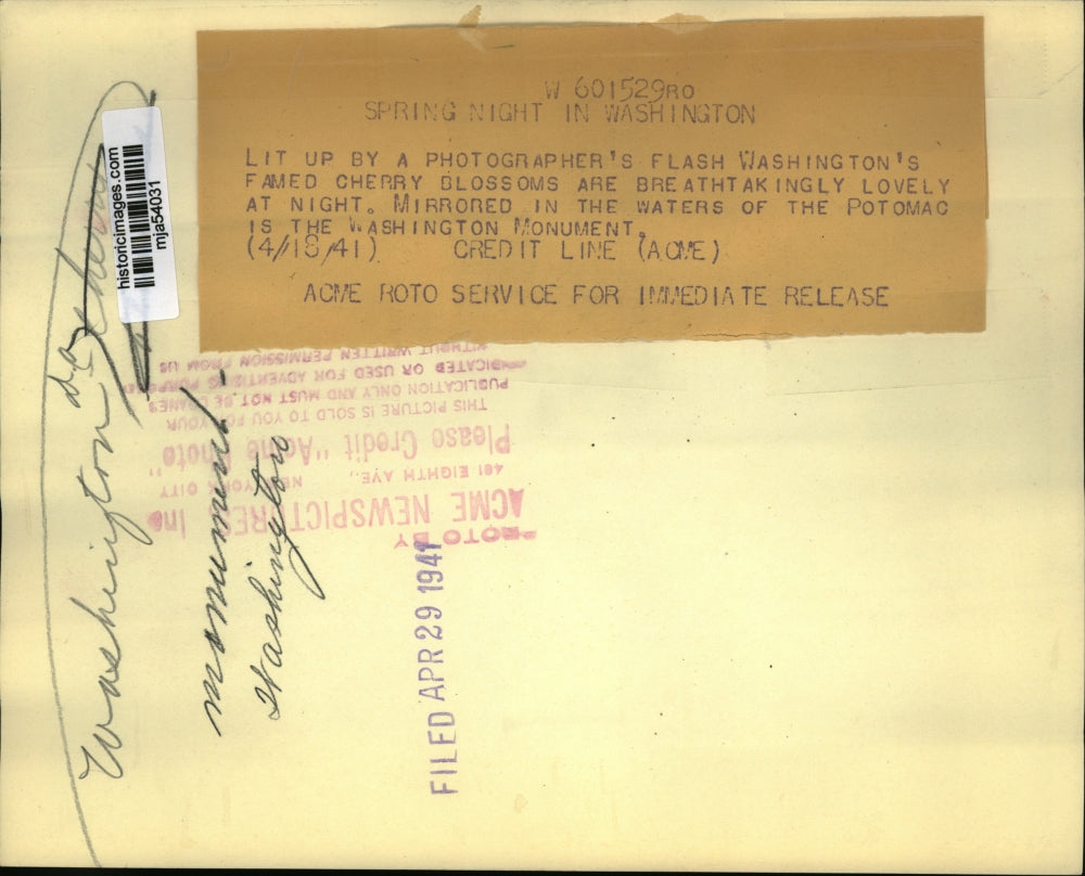 1941 Press Photo Spring Night in Washington, Cherry Blossoms mirrored in Potomac