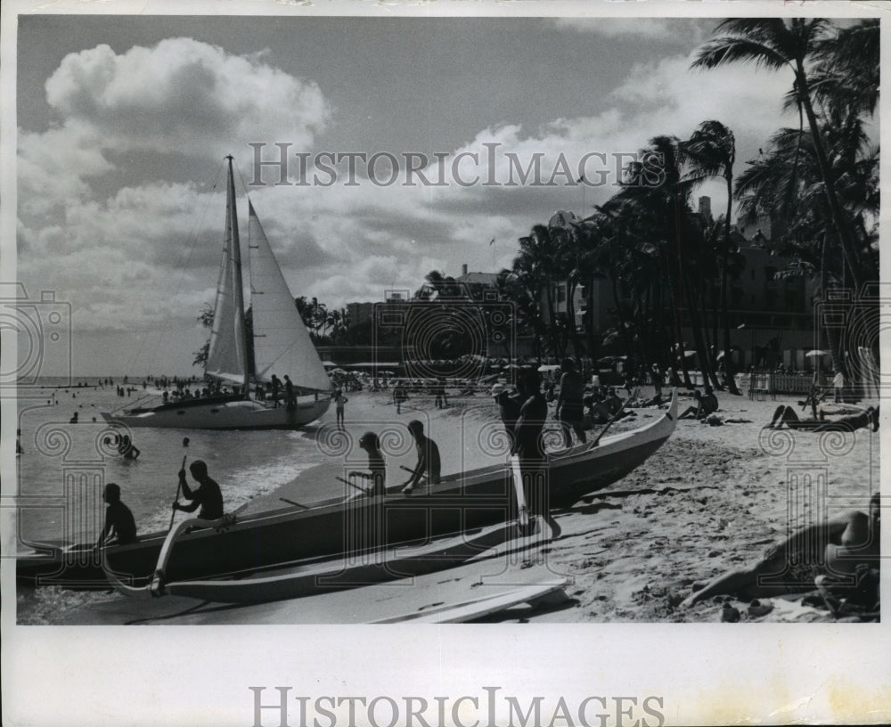 1969 Press Photo Vacationers on board an outrigger canoe ride at Waikiki Beach - Historic Images