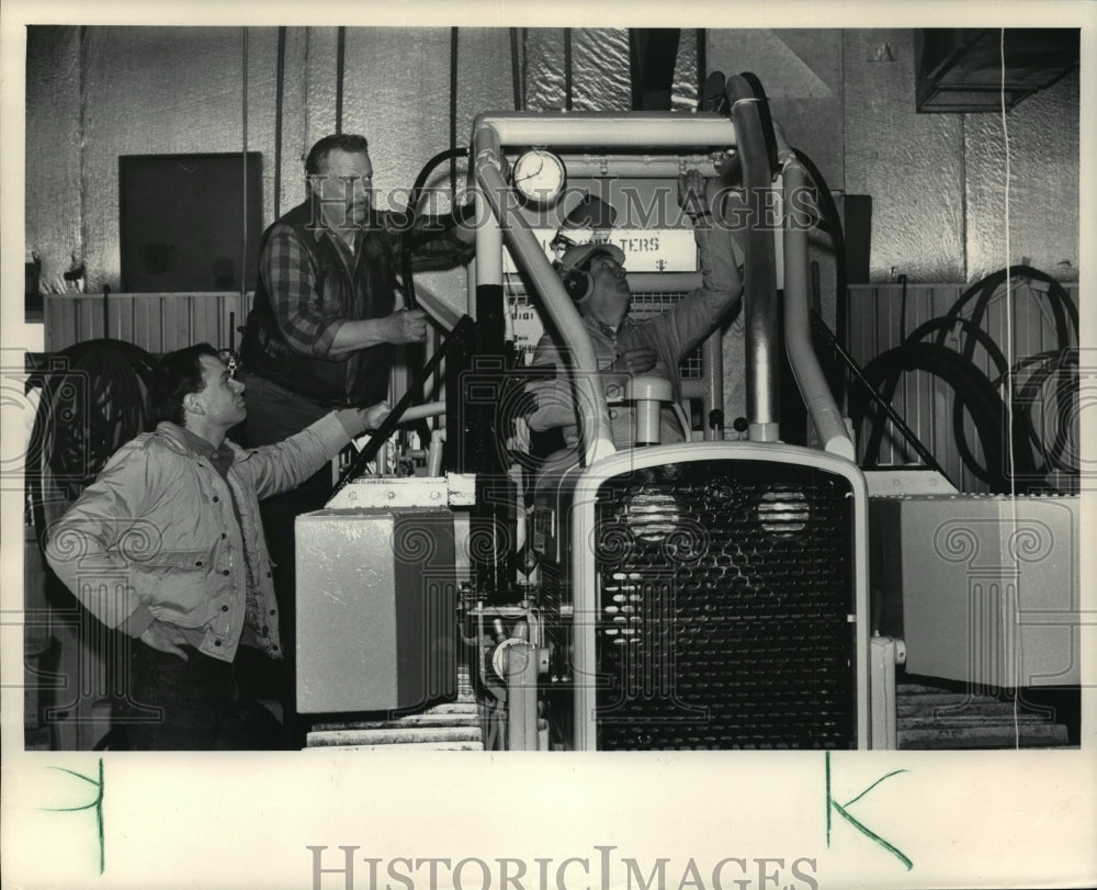 1986 Press Photo Gene Mason, Terryl Buchman, and Vernon Peterson Check Gear- Historic Images