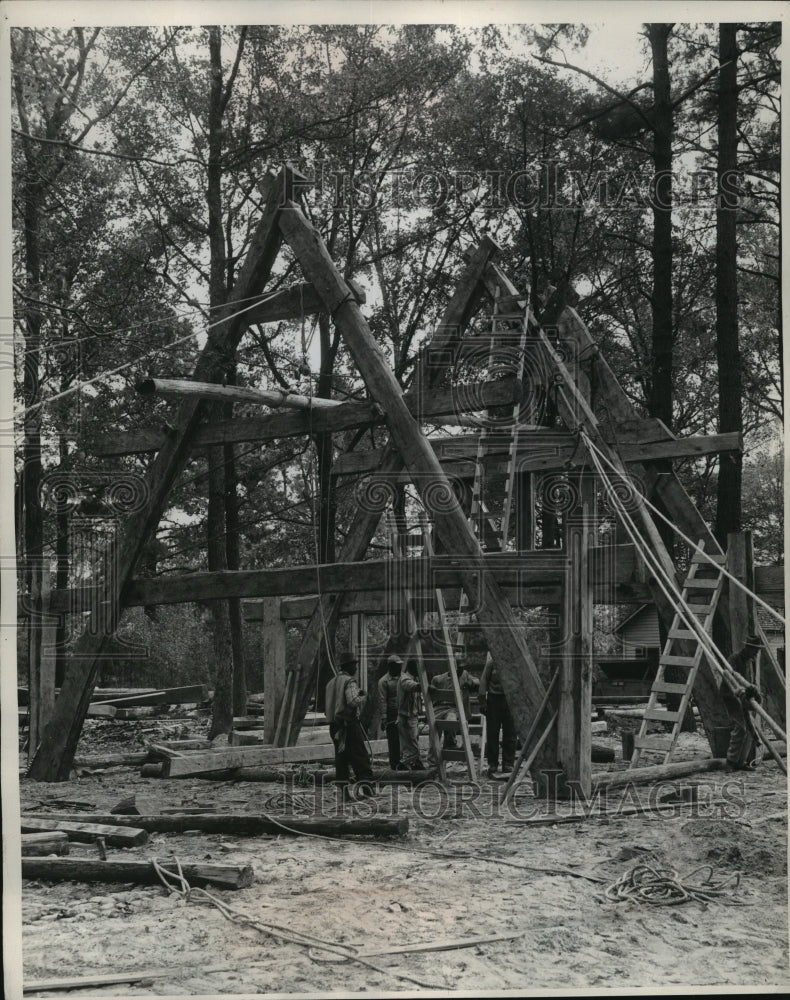 1957 Press Photo Large crooked logs used to make this building near Jamestown,VA