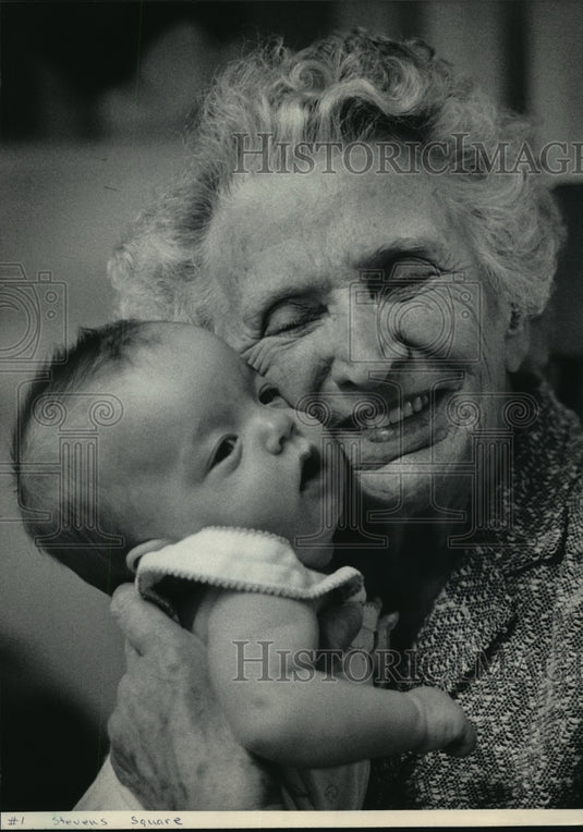 1984 Press Photo Rose Solie 88, & Leah Jacob of Minneapolis & St. Paul, Min.- Historic Images