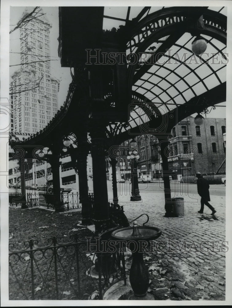 1974 Press Photo Ironwork pergola at Seattle&#39;s Pioneer Square in Washington