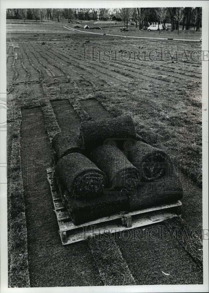 1990 Press Photo Rolls of Sod at Brown Deer Golf Course - mja54597- Historic Images