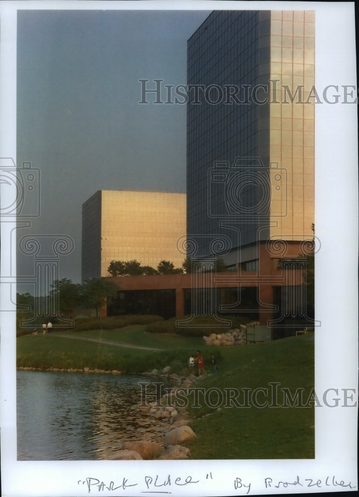 1994 Press Photo Workplaces Among Suburban Wildlife Brookfield, Wisconsin
