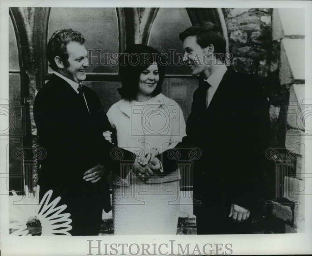 1978 Press Photo John and Leslie Brown with Well Wisher at 1969 Wedding- Historic Images