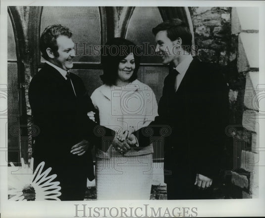 1978 Press Photo John and Leslie Brown with Well Wisher at 1969 Wedding- Historic Images