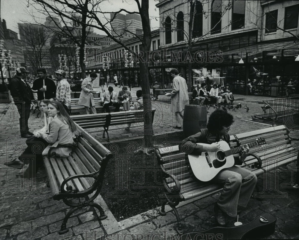 1981 Press Photo A Park outside of Boston&#39;s Faneuil Hall Draws Mixed Crowds- Historic Images