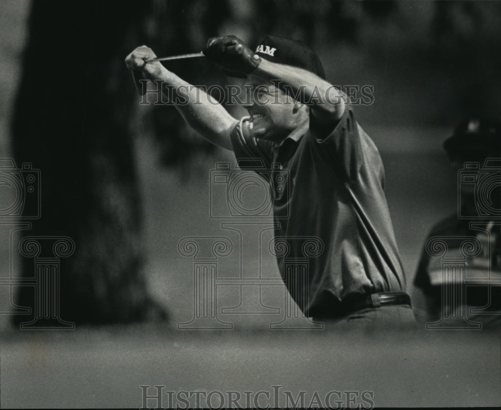 1992 Press Photo Mark Brooks grabs Wedge In Frustration at Tuckaway Country Club- Historic Images