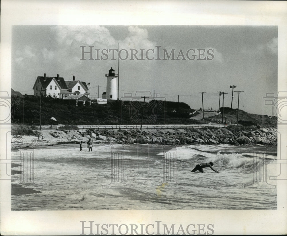 1987 Press Photo Nobaka Light, In the Background of Historic Falmouth Beach- Historic Images