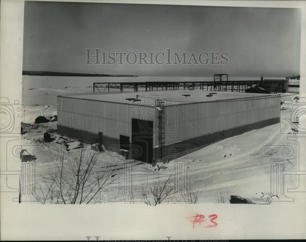 1985 Press Photo Paper Fill Warehouse Located on Celotex Site L&#39;Anse Michigan - Historic Images