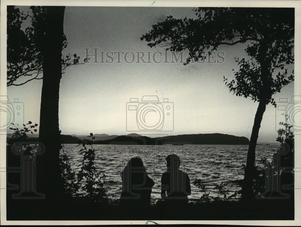 1983 Press Photo Sunset at Preque Isle, Lake Superior in Marquette Michigan - Historic Images