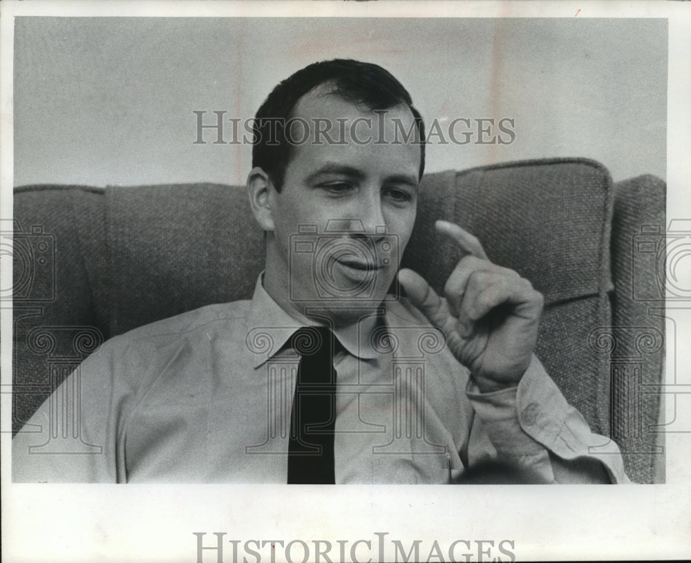 1973 Press Photo Stephen Leopold released POW - Historic Images