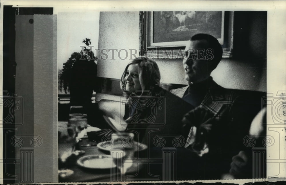 1973 Press Photo Captain Stephen Leopold and Carol Bell at a Restaurant, Denver- Historic Images