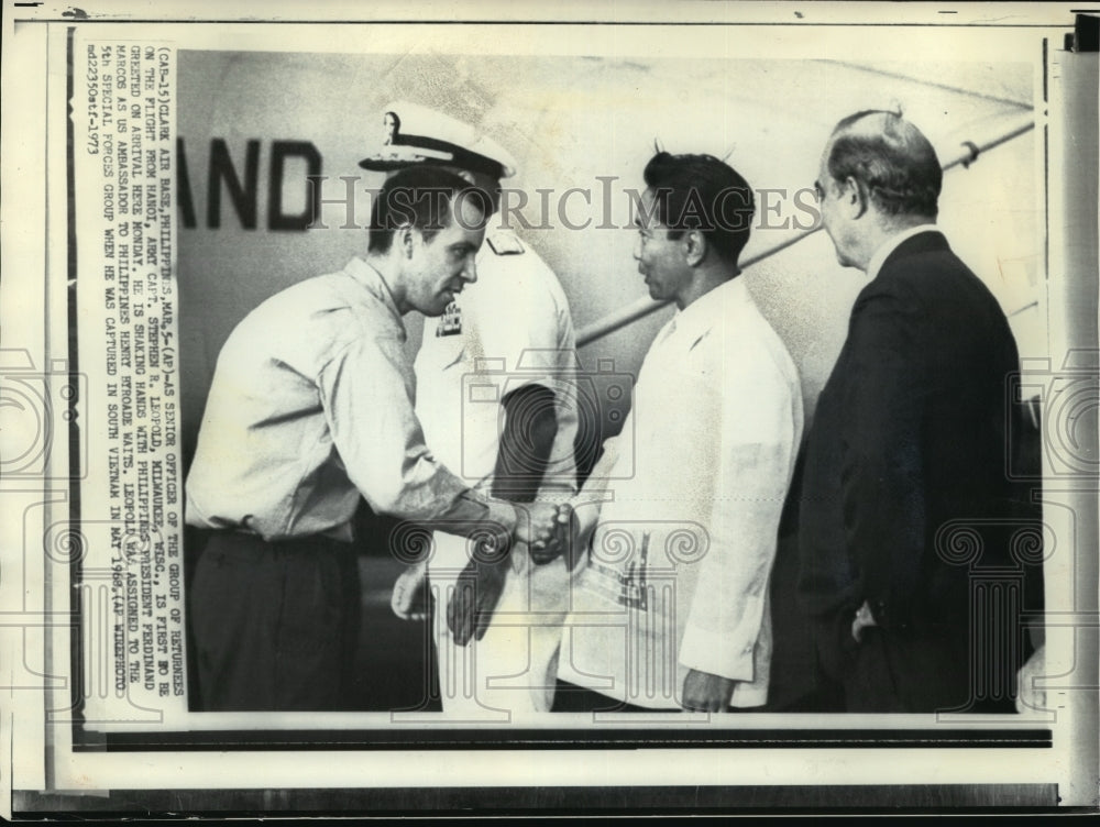 1973 Press Photo Captain Stephen R. Leopold and Ferdinand Marcos Shake Hands- Historic Images