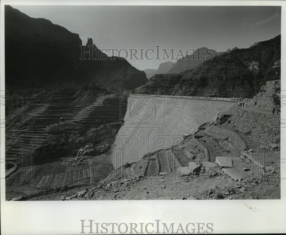 1975 Press Photo The 300 Foot Stonegate Dam in Huihsien County of Honan Province- Historic Images