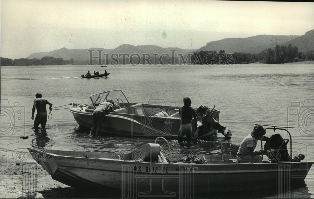 1983 Press Photo Volunteer Cleanup Efforts on the Mississippi River- Historic Images